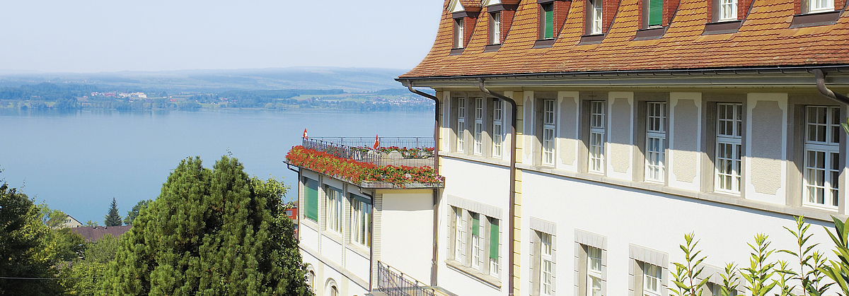 F-Haus Klinik Zugersee mit Sicht auf See